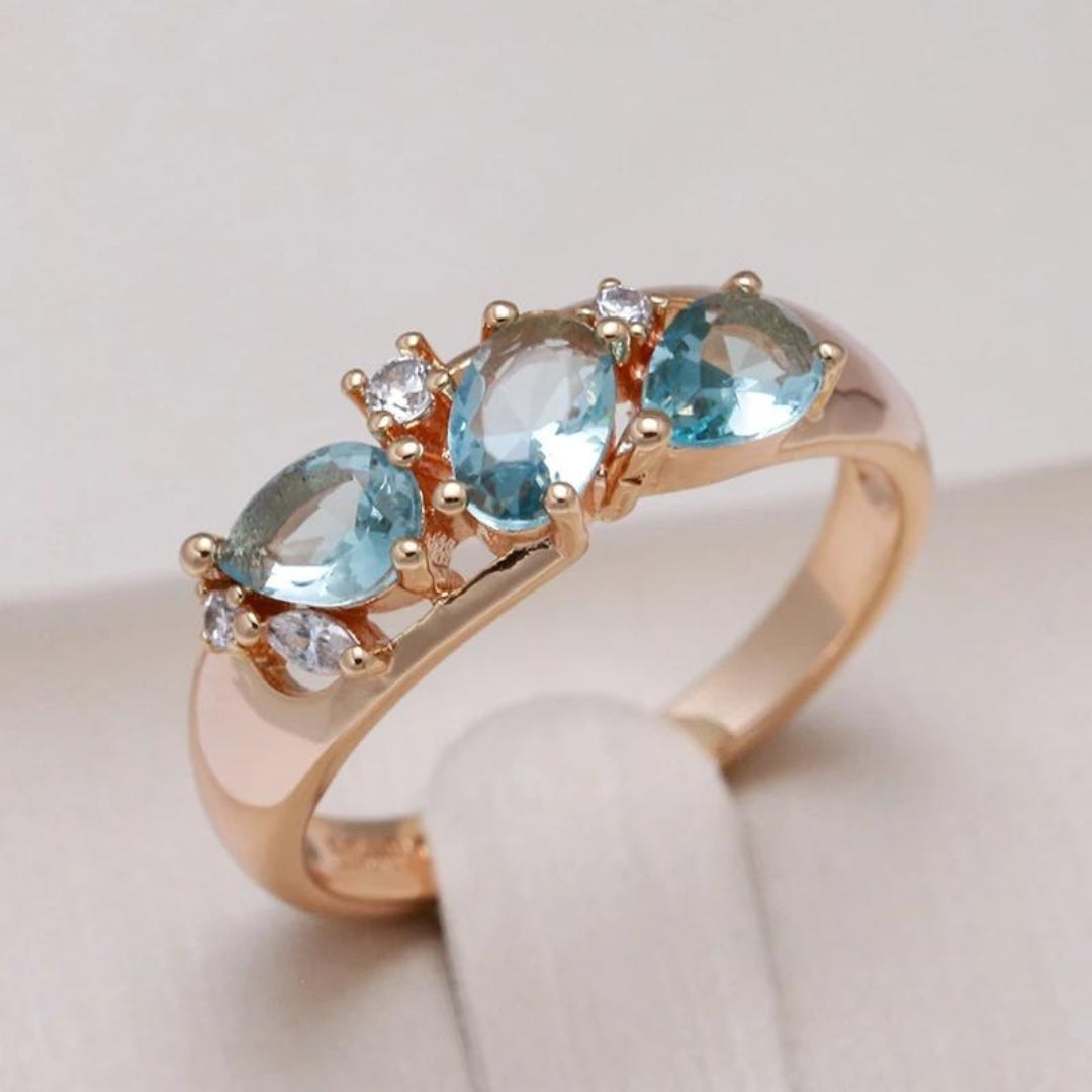 SANDRA'S BLUE VINTAGE ZIRCONIA RING IN GOLD | ELEGANT JEWELRY STYLE