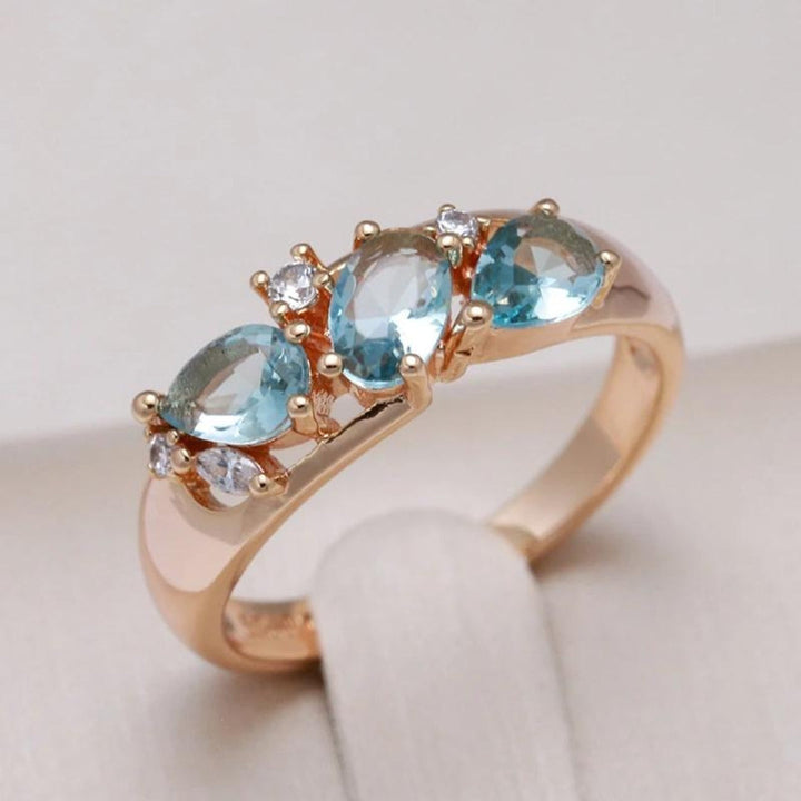 SANDRA'S BLUE VINTAGE ZIRCONIA RING IN GOLD | ELEGANT JEWELRY STYLE
